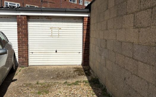 Commercial Unit For Sale in Lee-on-the-Solent | Includes Garage Space | Great Location
